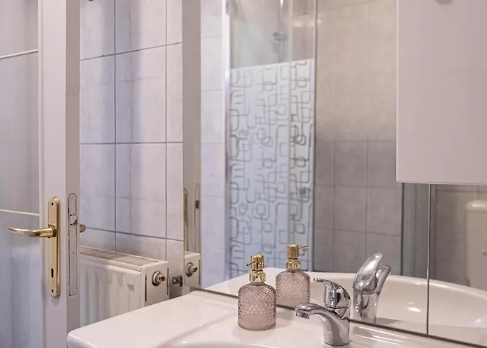 Bells Of - 3 Cosy Private Free Parking Apartament