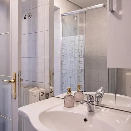 Bells Of - 3 Cosy Private Free Parking Appartamento